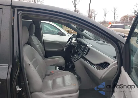 2015 Toyota Sienna Xle 8 Passenger z USA, uszkodzony, nr VIN 5TDYK3DC8FS673143